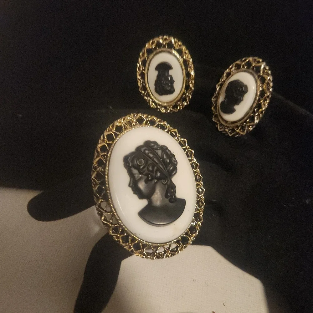Vtg Cameo Brooch and Clip On Earrings Set‎ Gold Tone Black White Filigree READ